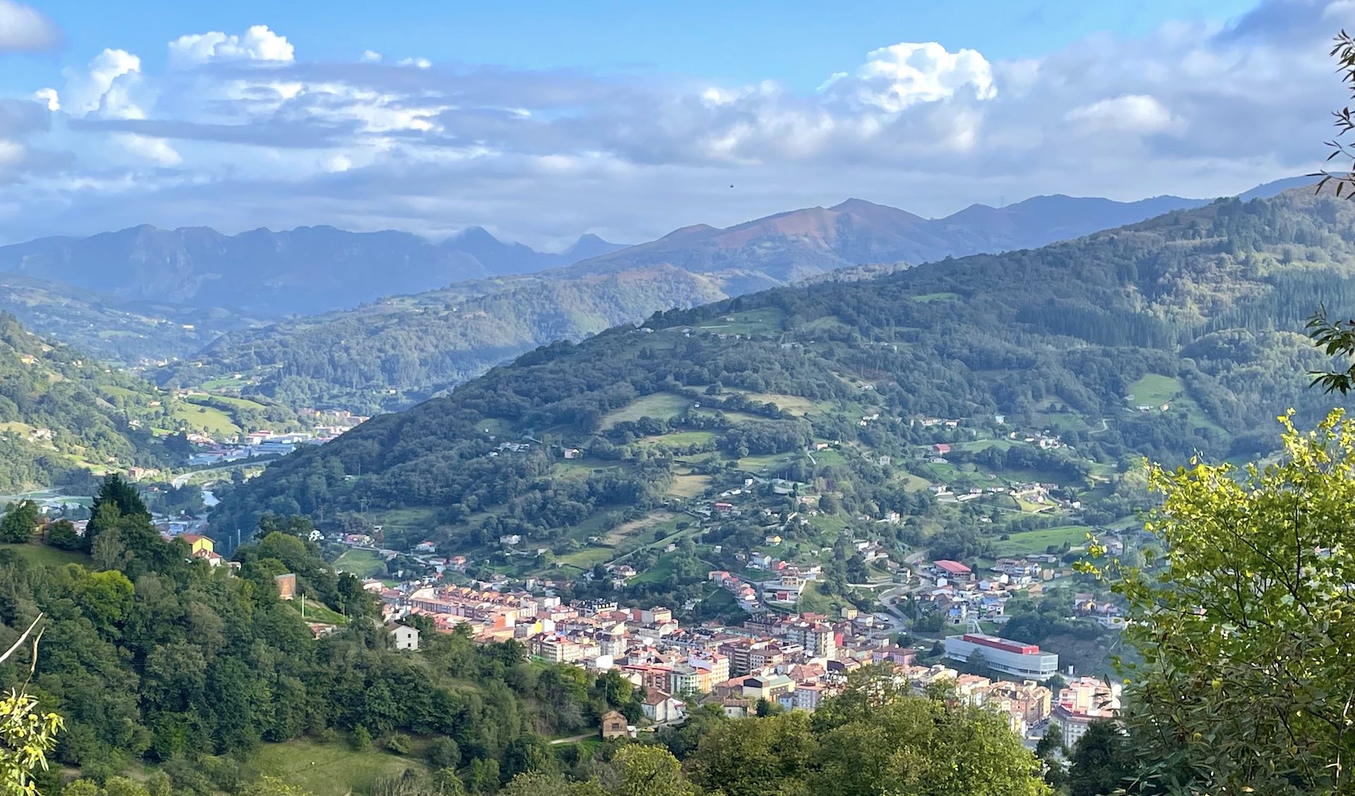 Vista panorámica de El Entrego y las montañas del Valle del Nalón, Asturias